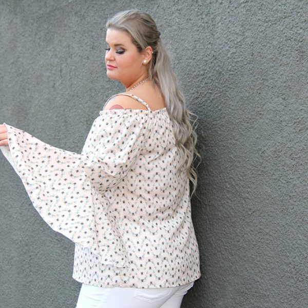 Look romântico com jeans branco e blusa romântica