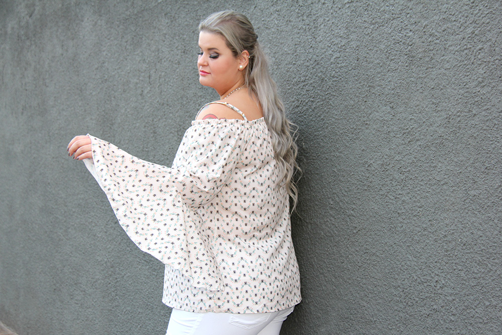 Look romântico com jeans branco e blusa romântica