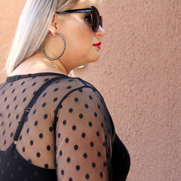 Vestido preto de tule plus size: look do dia femme fatale!