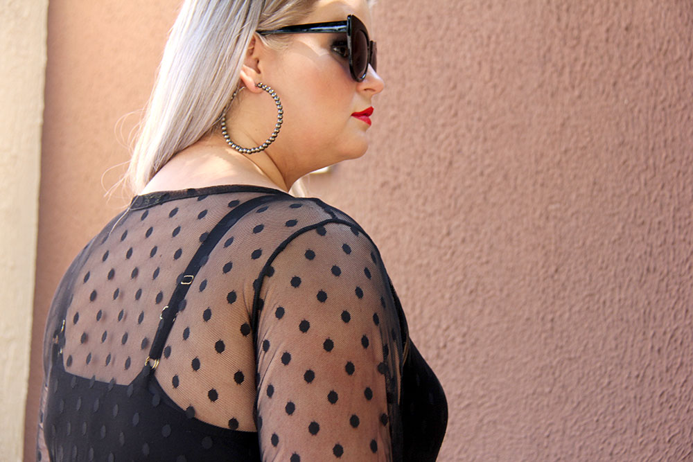 Vestido preto de tule plus size: look do dia femme fatale!