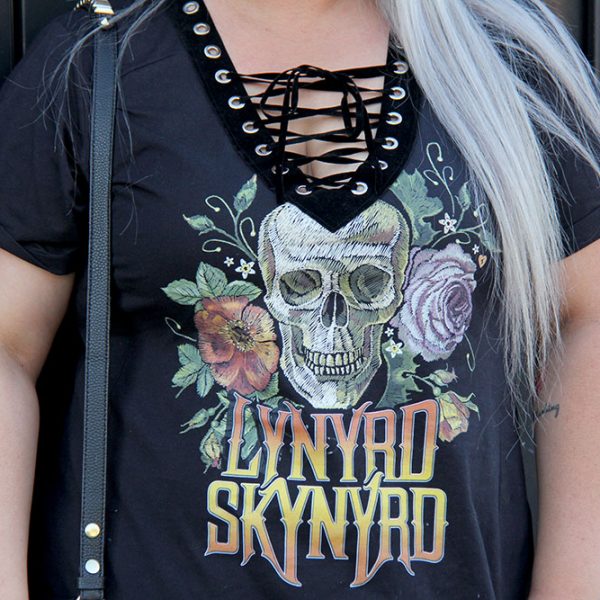 Look do dia plus size com vestido Lynyrd Skynyrd da ChicaBolacha com meia soquete arrastão e tênis branco