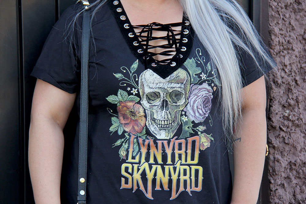 Look do dia plus size com vestido Lynyrd Skynyrd da ChicaBolacha com meia soquete arrastão e tênis branco
