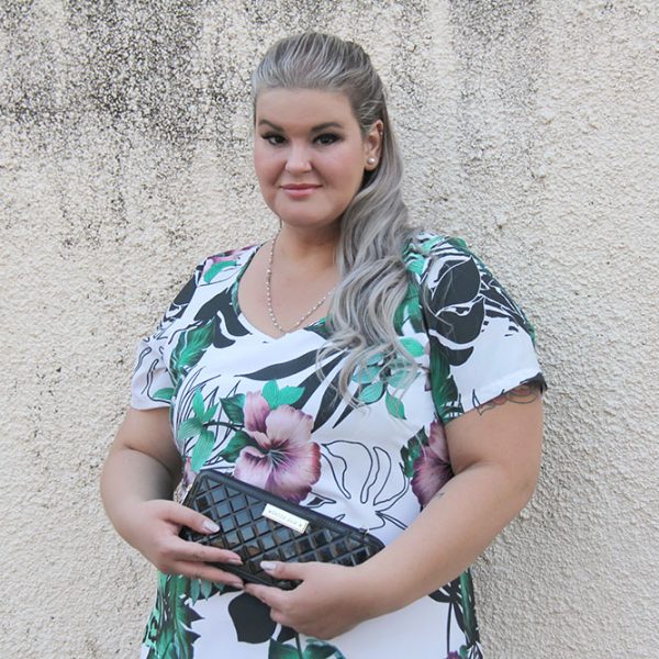 Look do dia com vestido tropical da Predilect's Plus e wallet da Petite Jolie: uma produção arrumadinha para o verão!