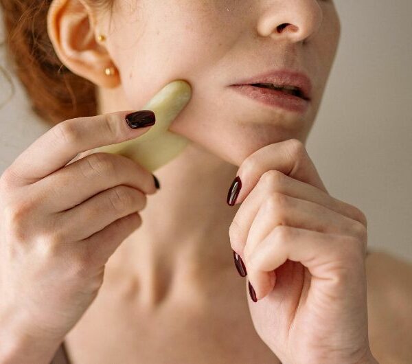 Como o Gua Sha pode transformar sua pele e definir os contornos do rosto